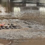 inundación urbana provocada por lluvias torrenciales en el alcantarillado