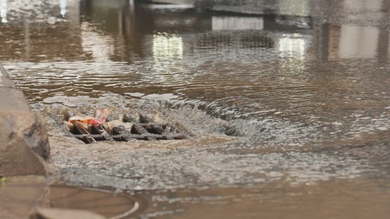 inundación urbana provocada por lluvias torrenciales en el alcantarillado